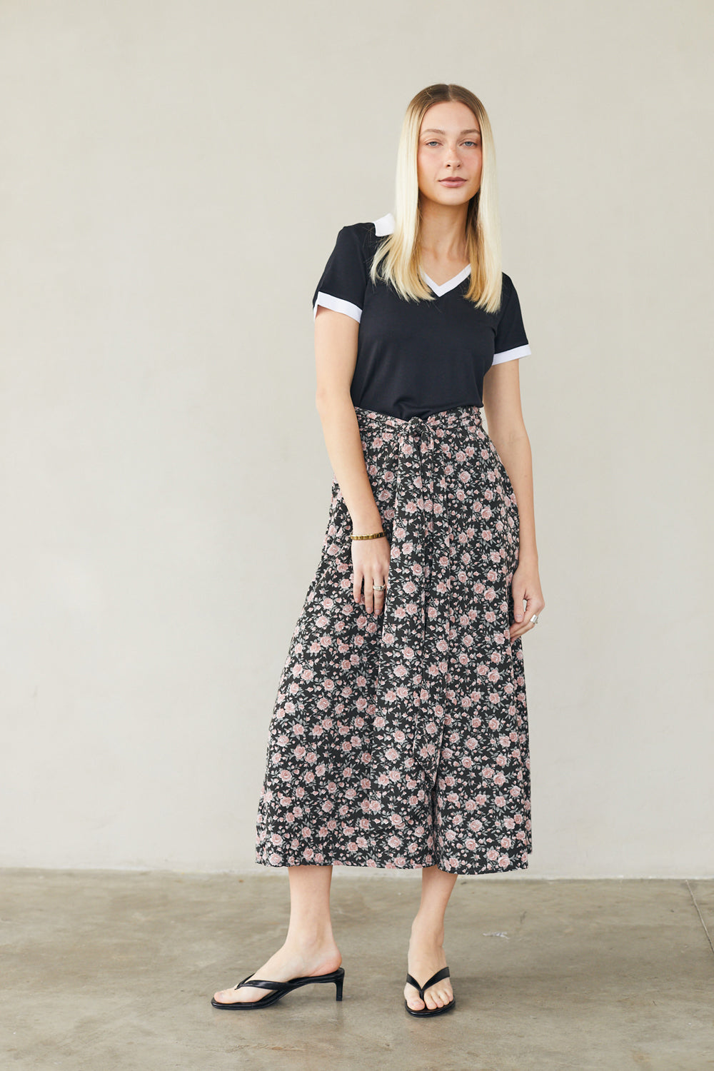 מכנסי חצאית צ׳לסי פרחים ורוד שחור