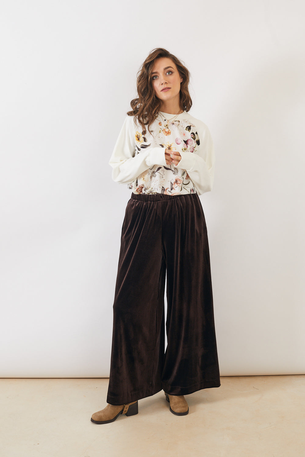 סווטשירט בילי פרחים לבן - מהדורה מוגבלת