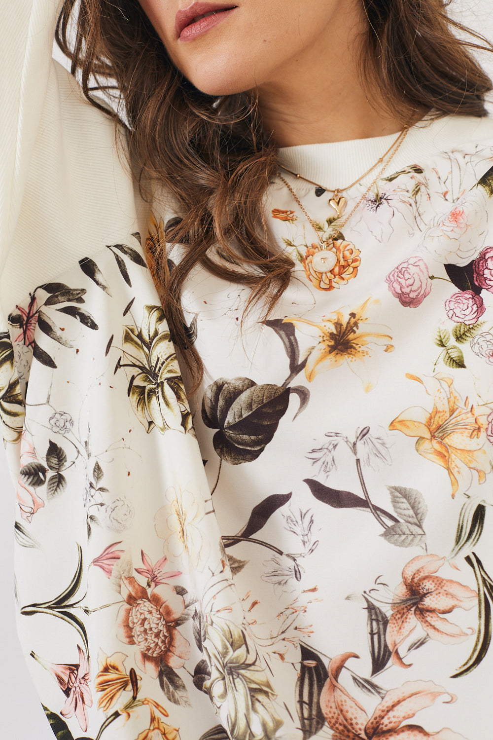 סווטשירט בילי פרחים לבן - מהדורה מוגבלת