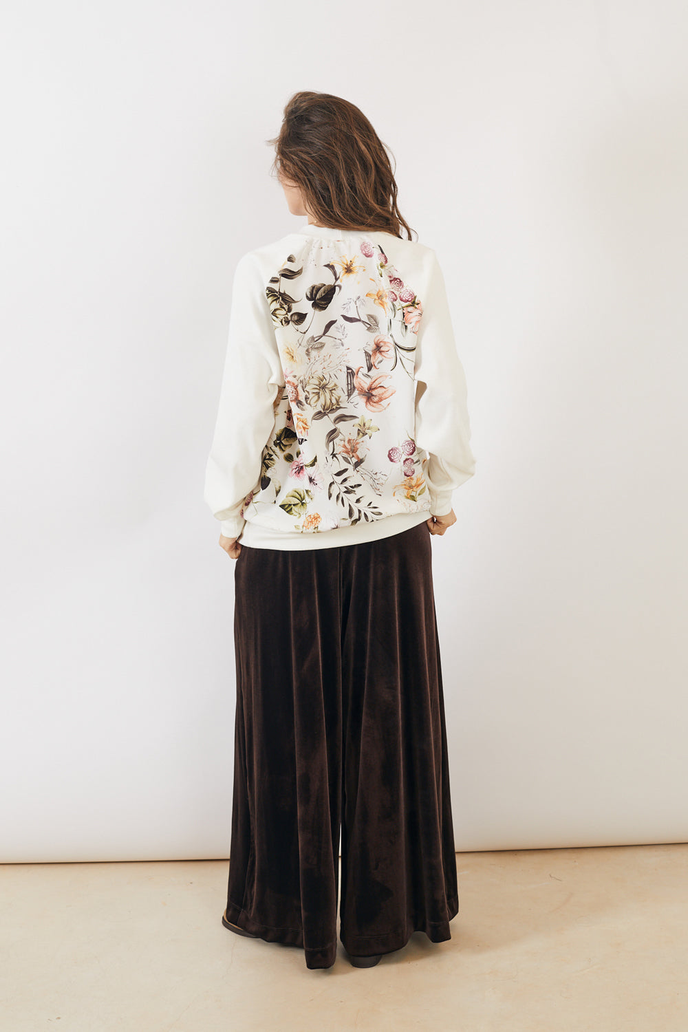 סווטשירט בילי פרחים לבן - מהדורה מוגבלת