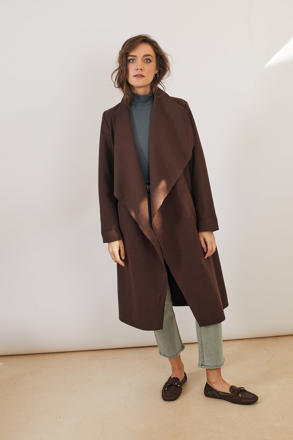 מעיל מעטפת בצבע חום שוקולד