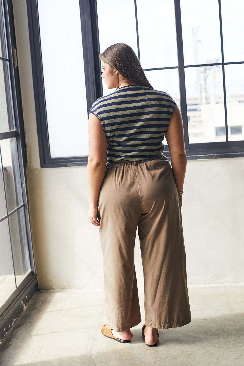 חולצת לטי פסים נייבי זית