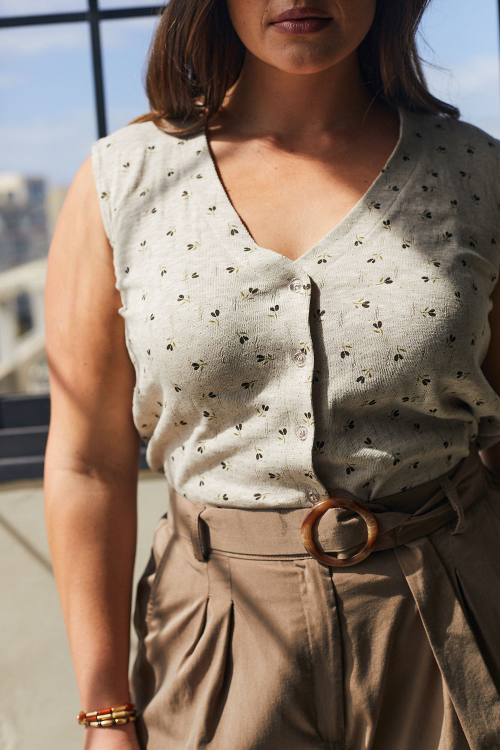 גופיית ווסט מכופתרת זיתים