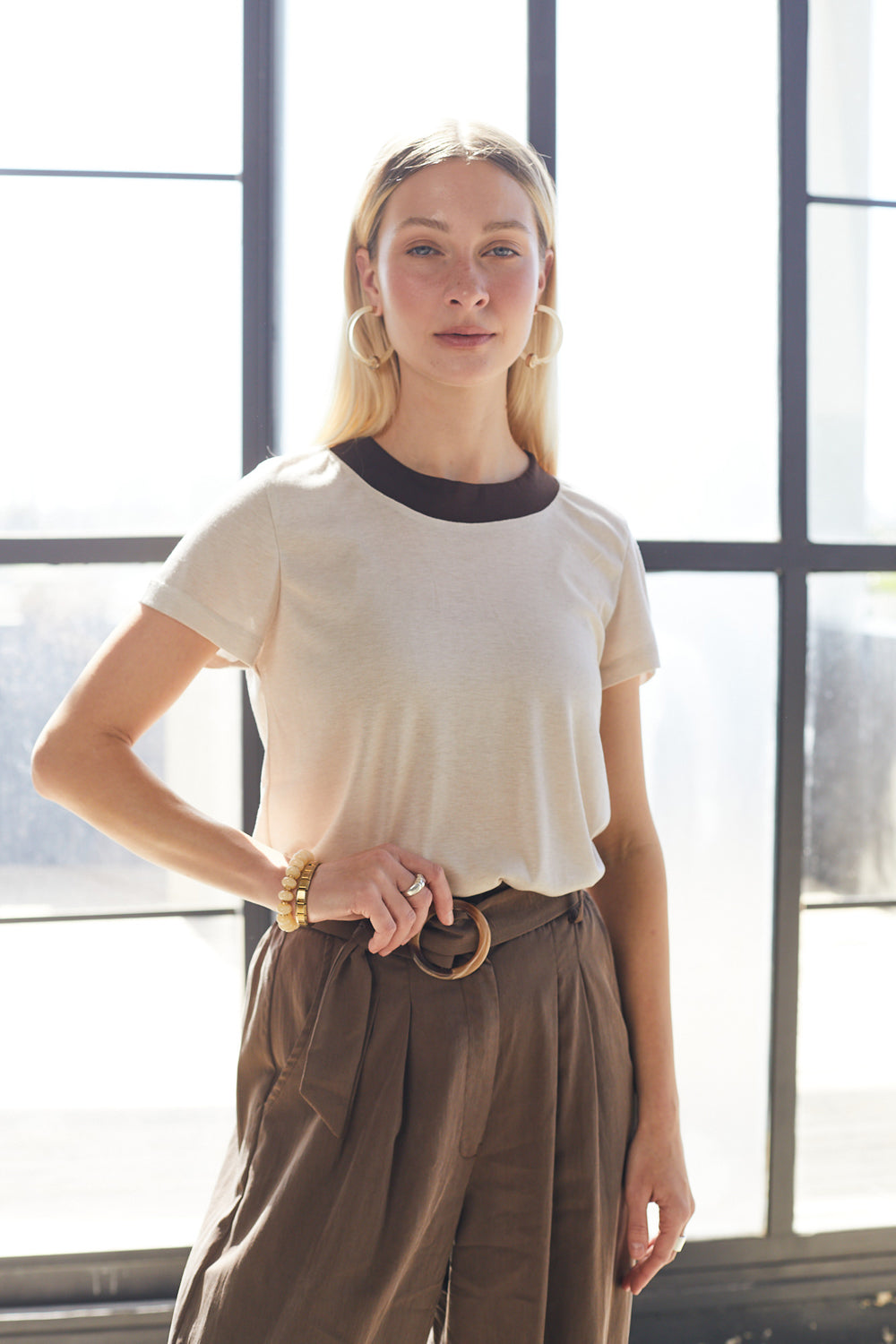 טי שירט קרי צבע בהיר צווארון חום