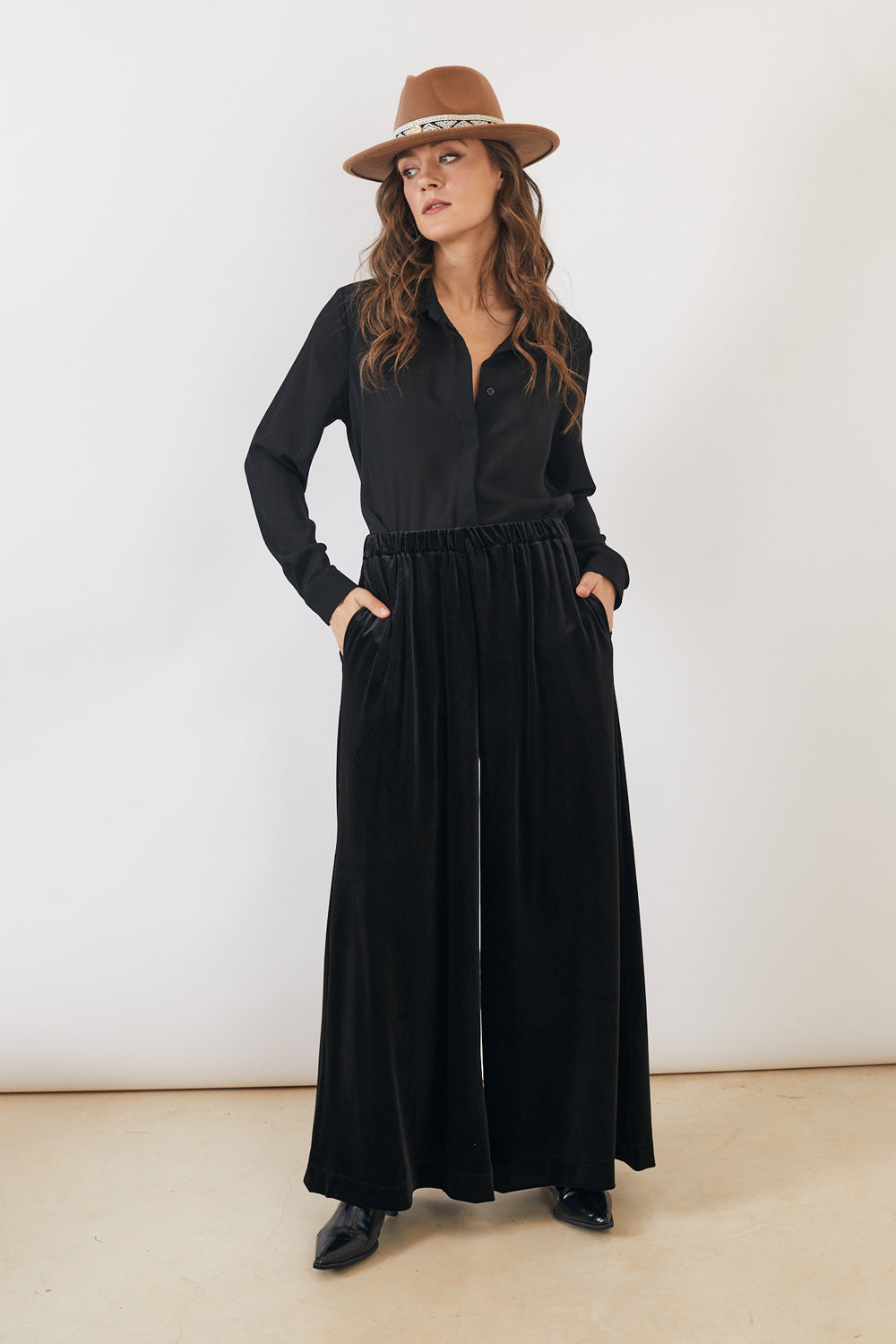 מכנסיים אוליביה קטיפה בצבע שחור