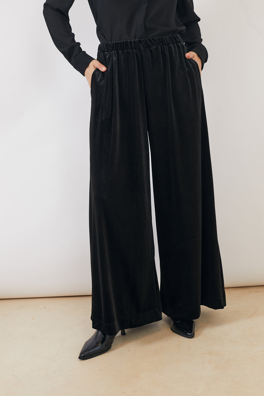 מכנסיים אוליביה קטיפה בצבע שחור