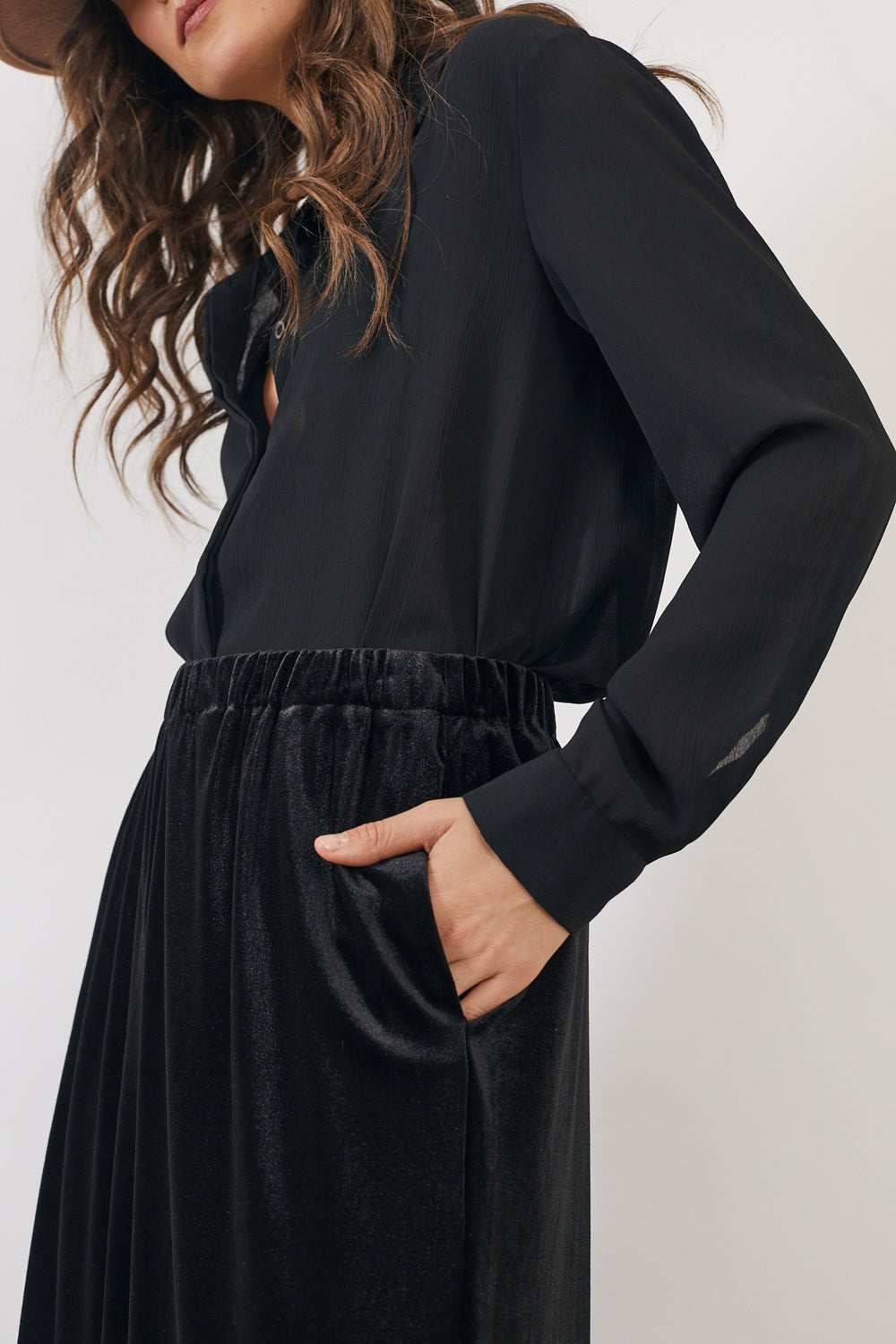 מכנסיים אוליביה קטיפה בצבע שחור