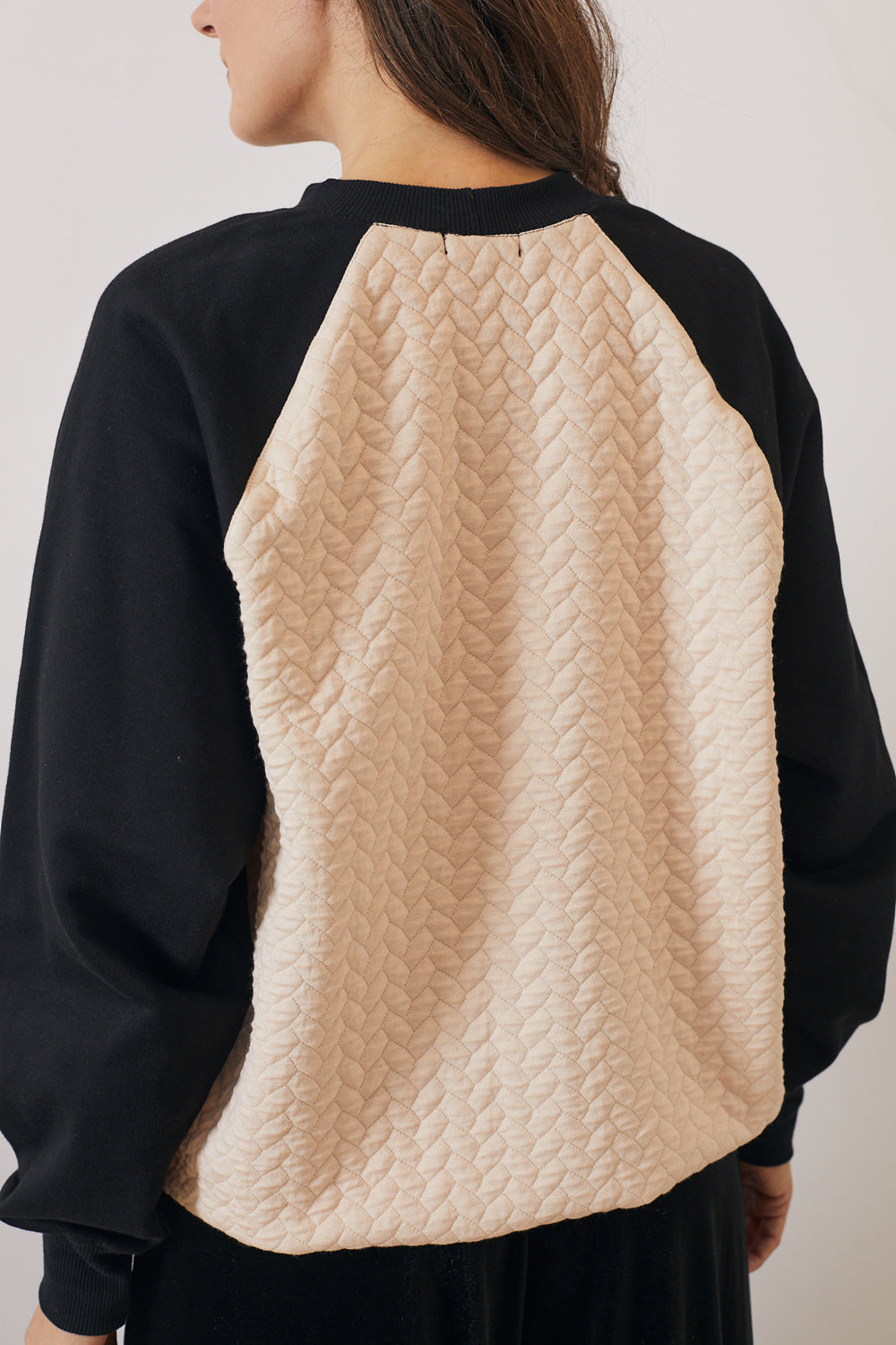 סווטשירט בילי קווילט ורוד שחור