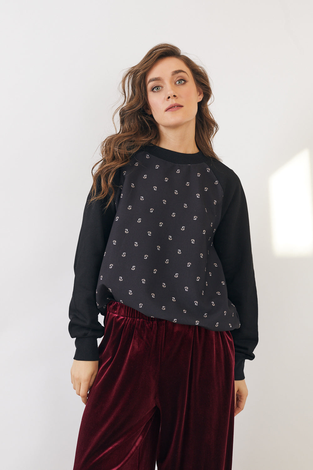 סווטשירט בילי פרחים שחור