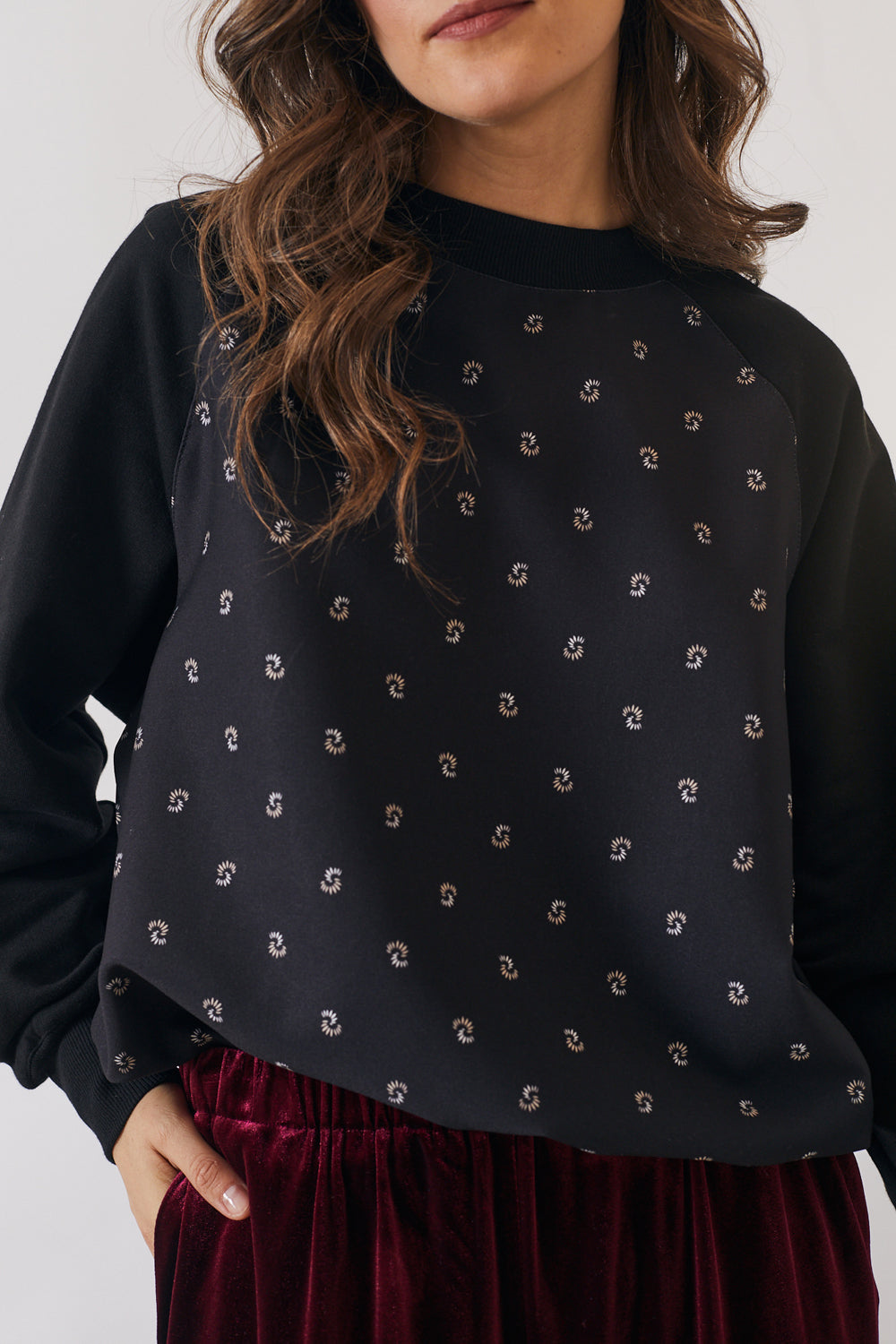 סווטשירט בילי פרחים שחור