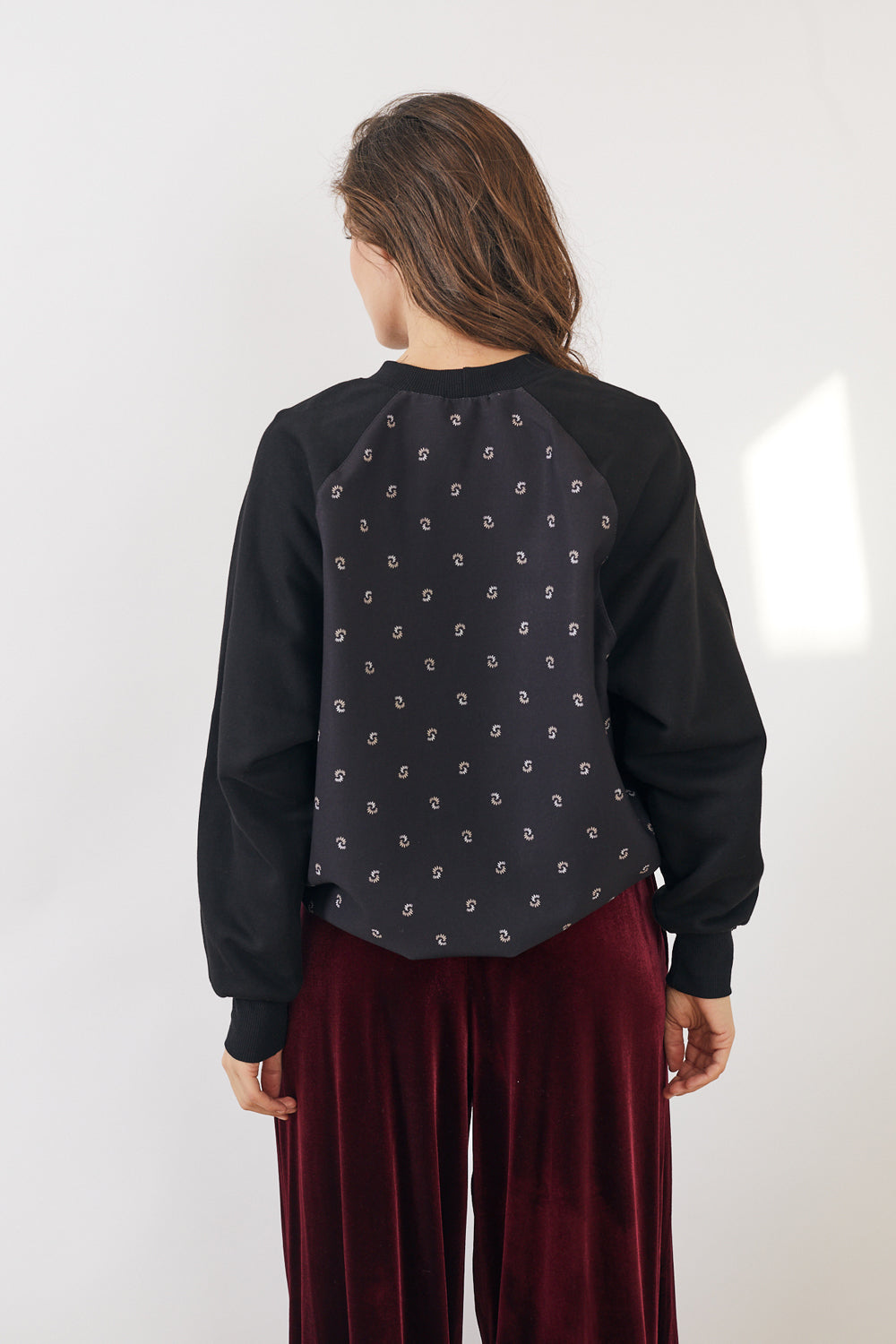 סווטשירט בילי פרחים שחור