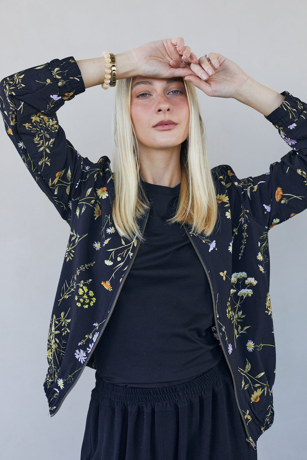 עליונית סוקי פרחים שחור