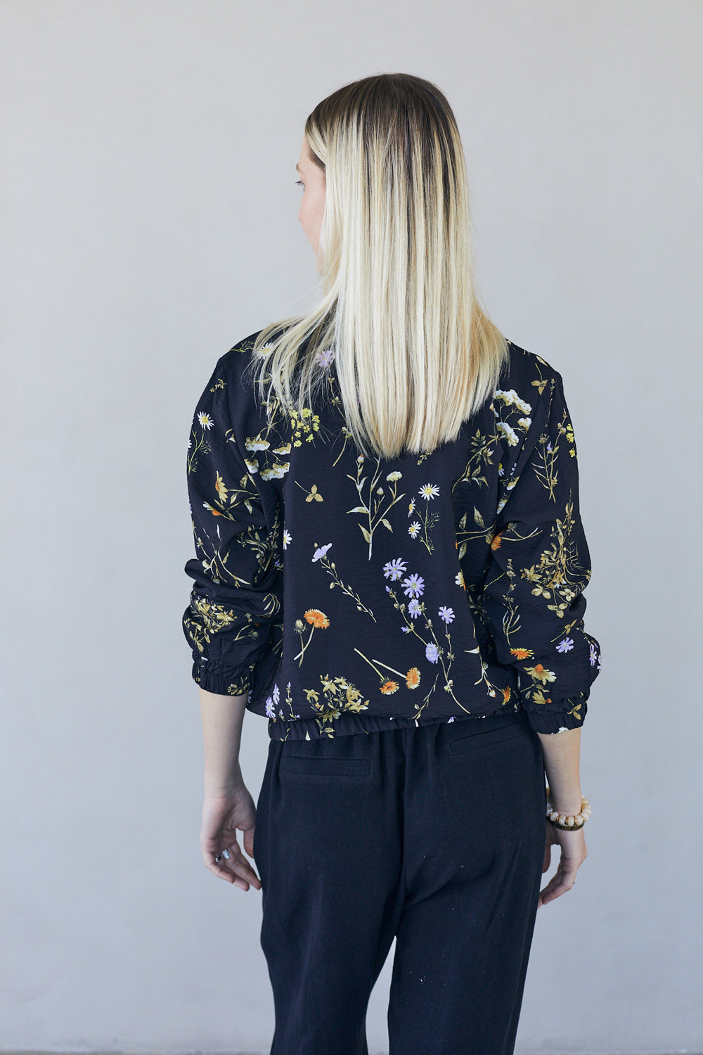 עליונית סוקי פרחים שחור