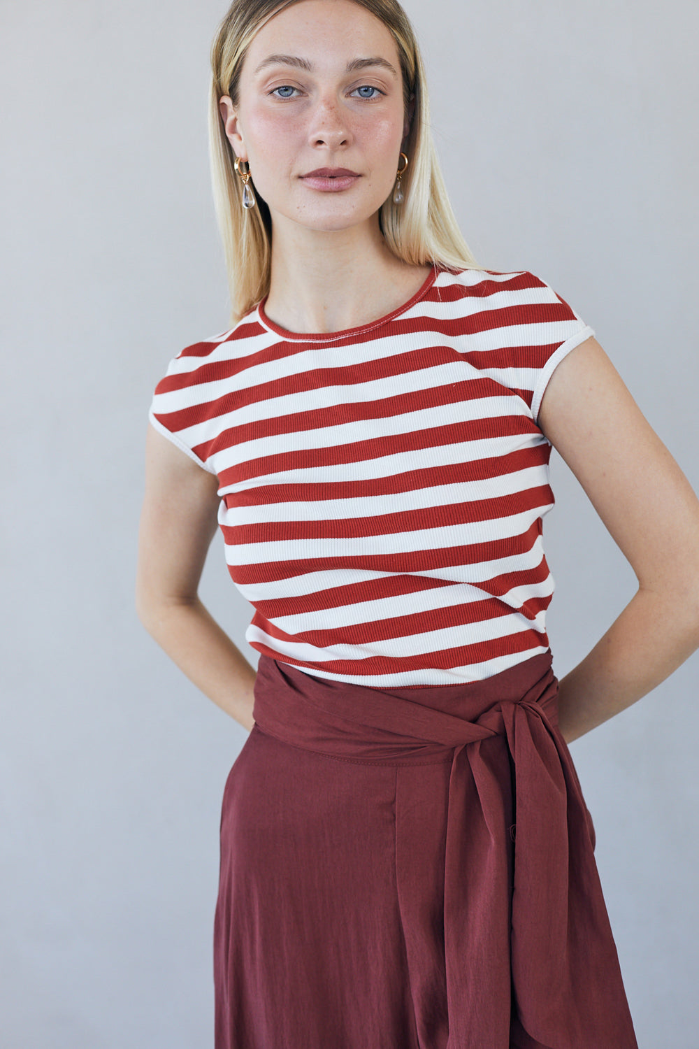 חולצת לטי פסים אדום לבן