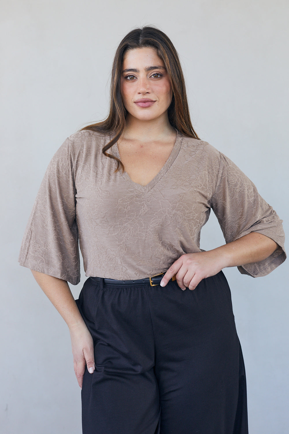 חולצת שאיה וי תחרה בצבע חום