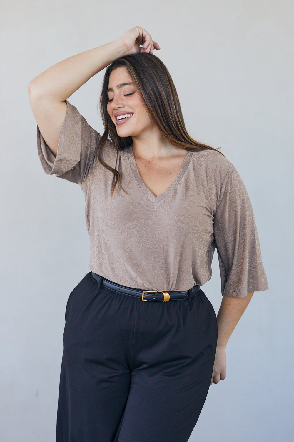 חולצת שאיה וי תחרה בצבע חום