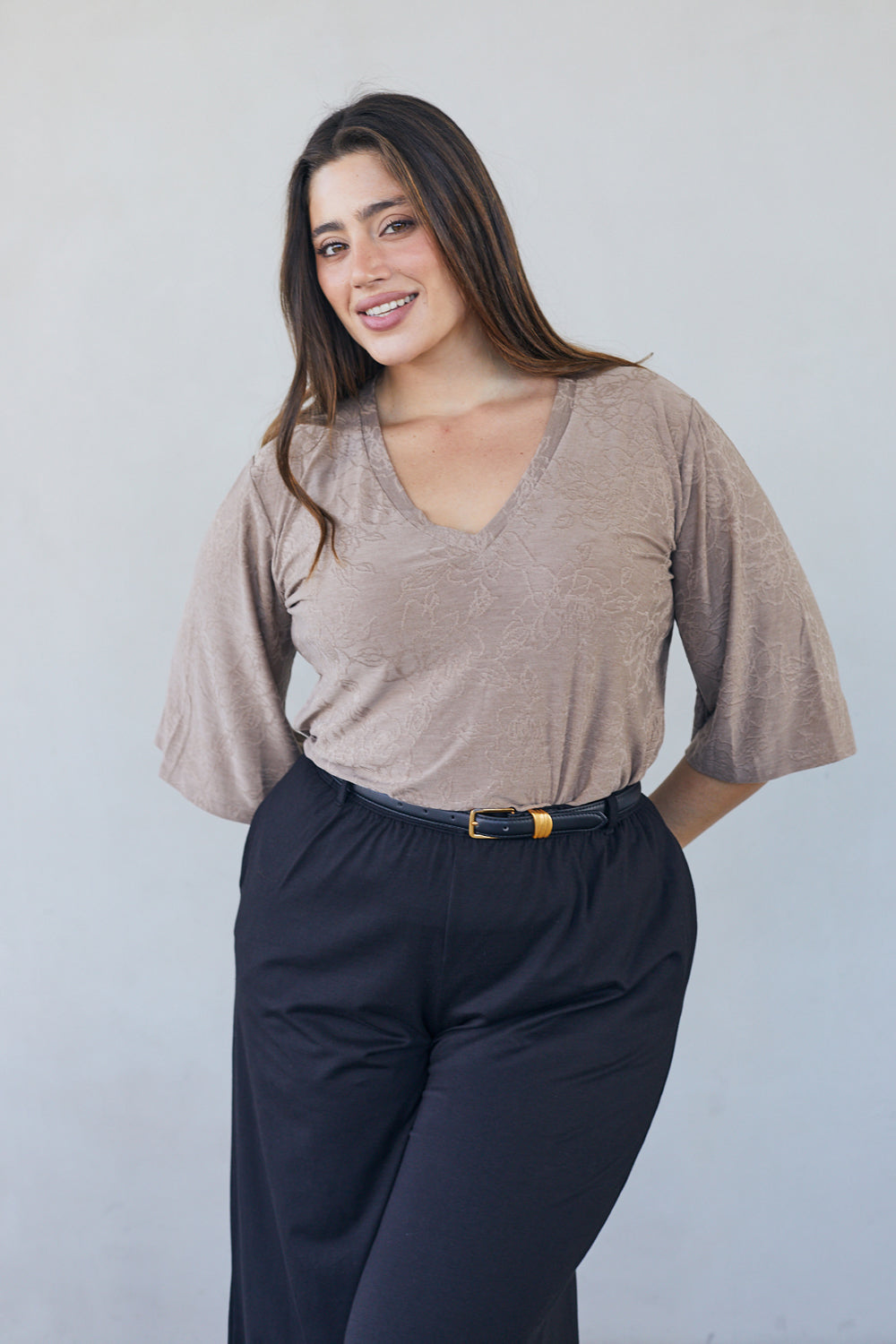 חולצת שאיה וי תחרה בצבע חום