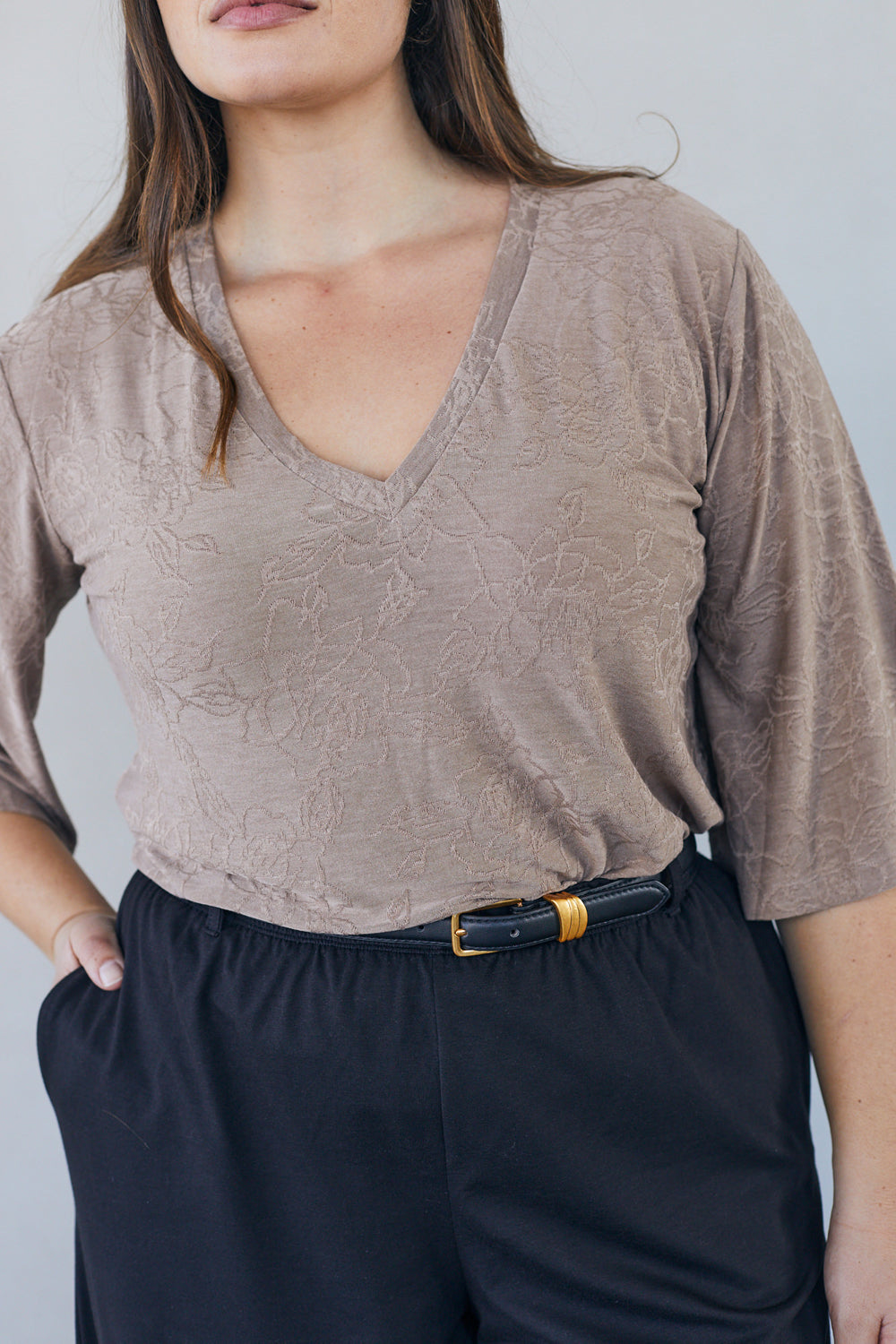 חולצת שאיה וי תחרה בצבע חום