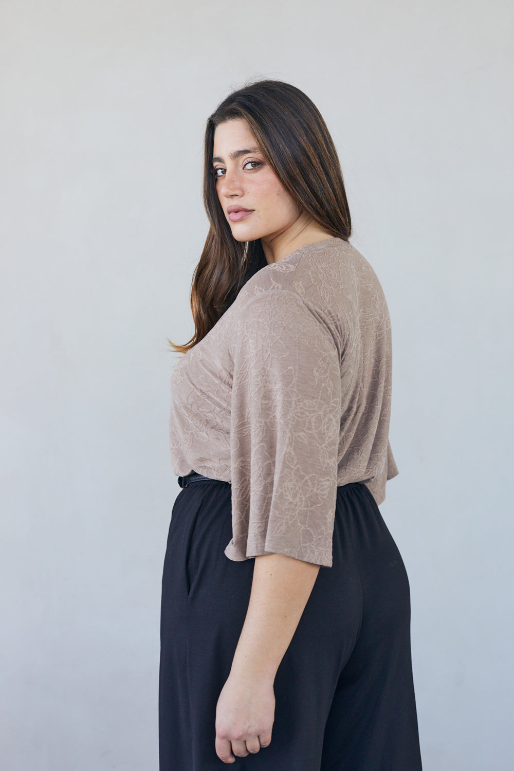 חולצת שאיה וי תחרה בצבע חום