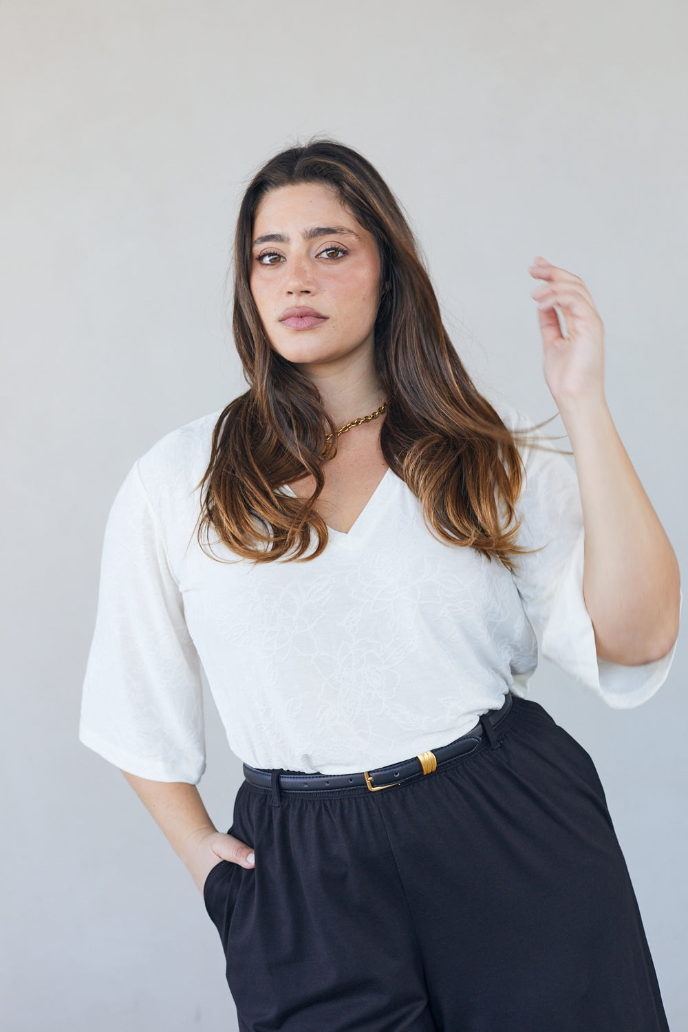 חולצת שאיה וי תחרה לבנה