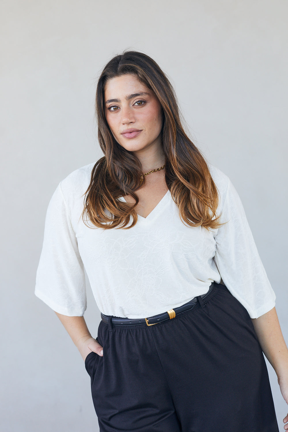 חולצת שאיה וי תחרה לבנה