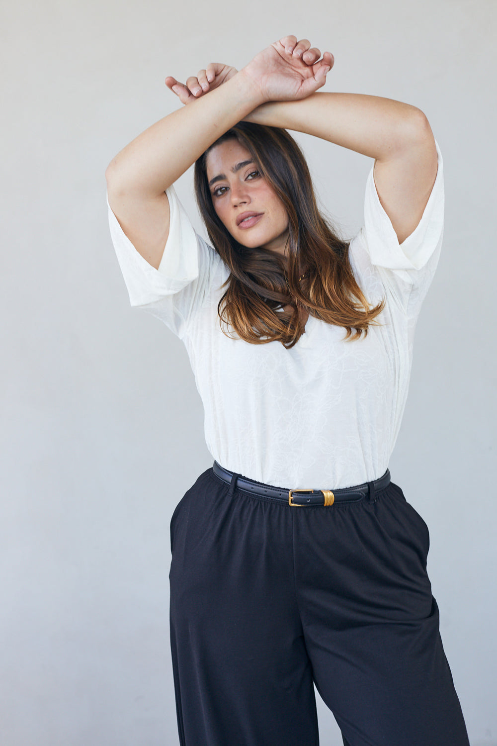 חולצת שאיה וי תחרה לבנה