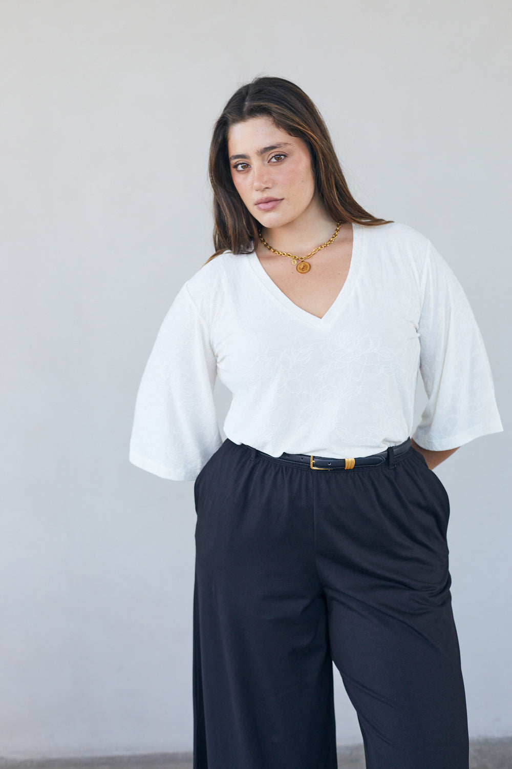 חולצת שאיה וי תחרה לבנה