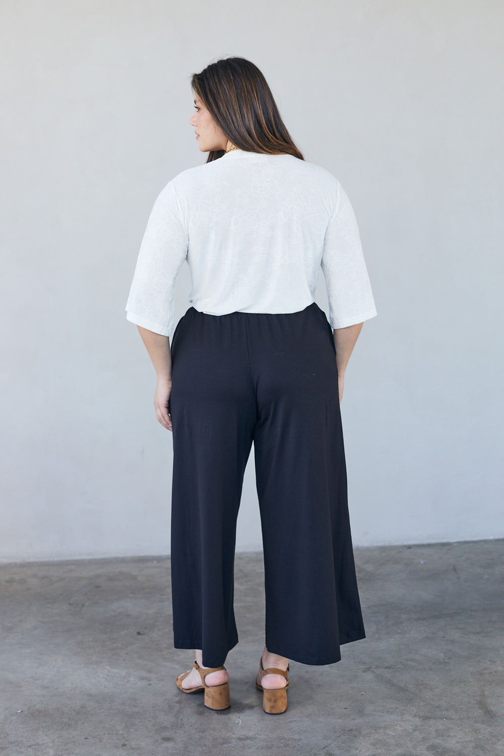 חולצת שאיה וי תחרה לבנה