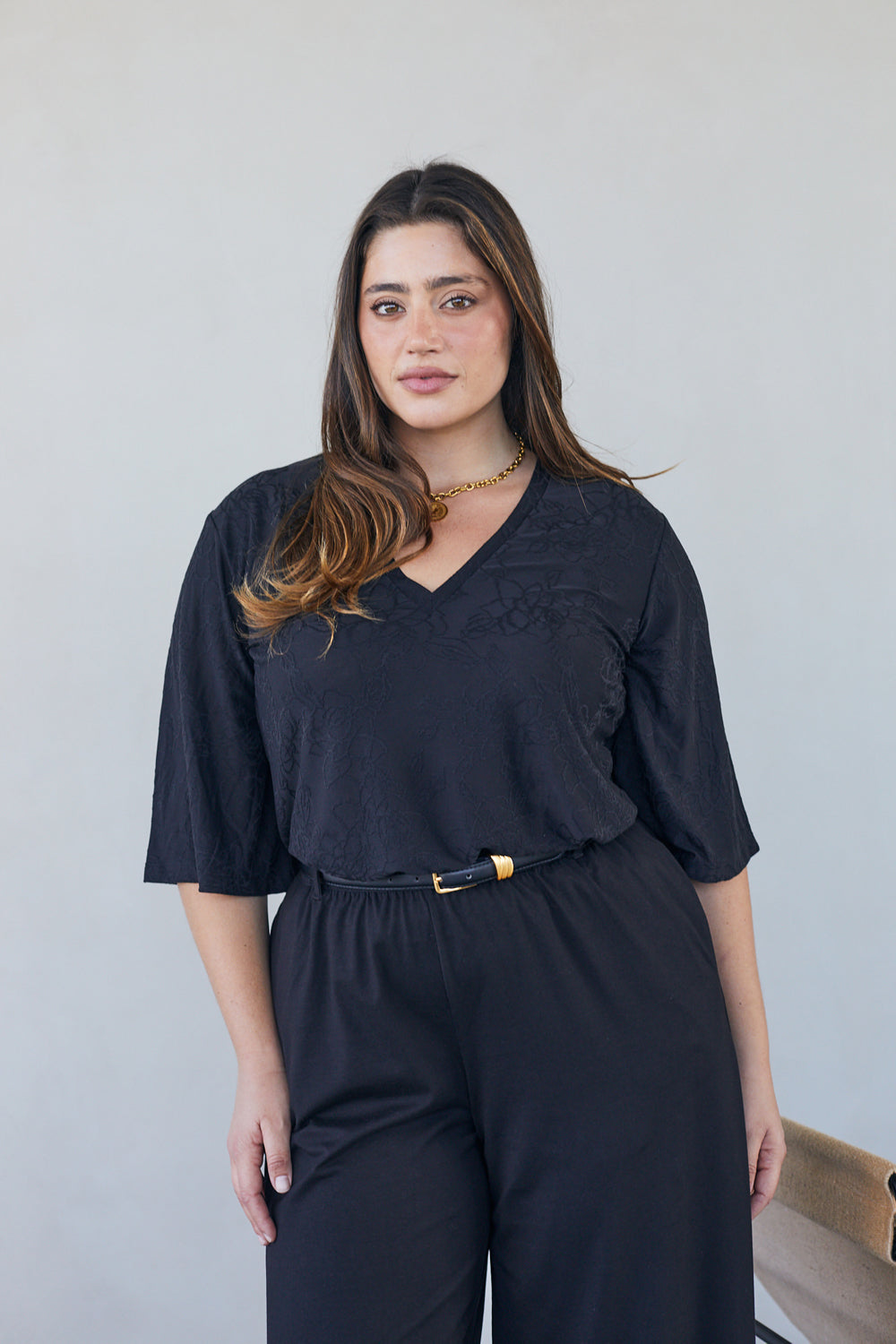 חולצת שאיה וי תחרה שחור