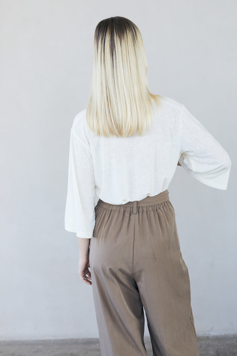 חולצת שאיה וי תחרה לבנה