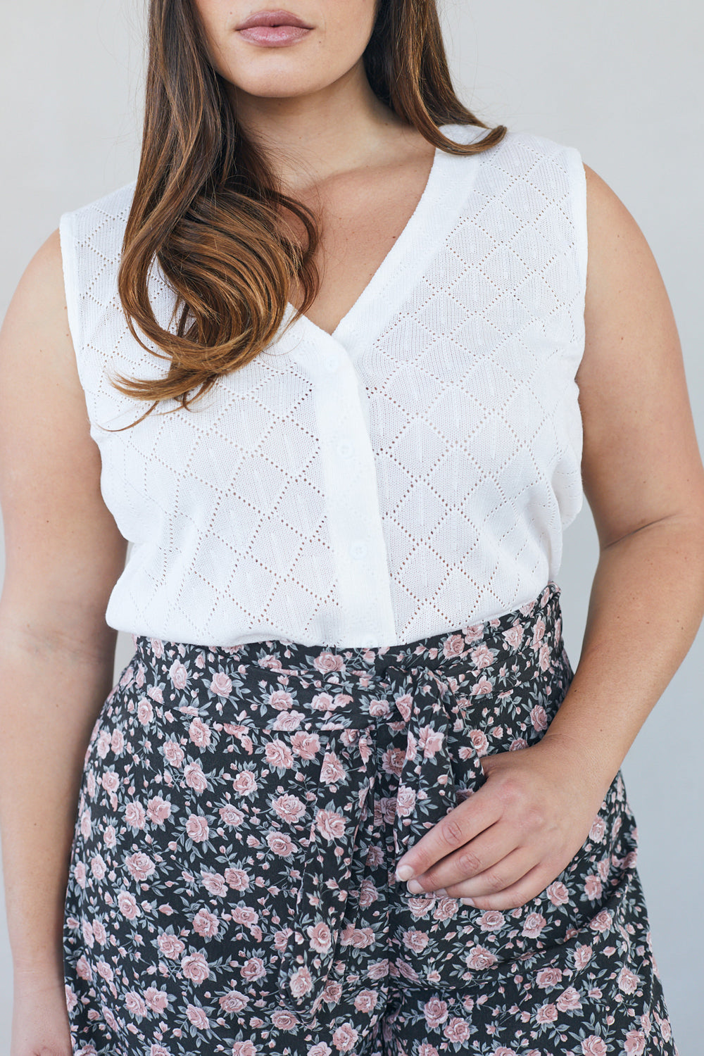 גופיית ווסט מכופתרת תחרה לבן