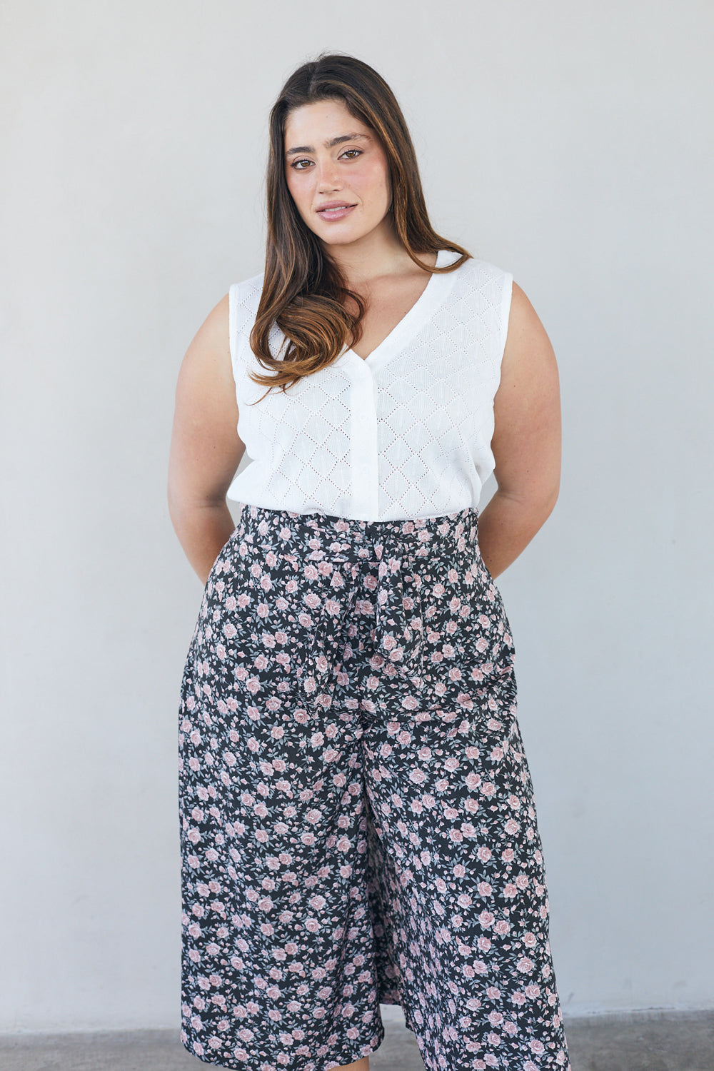 גופיית ווסט מכופתרת תחרה לבן