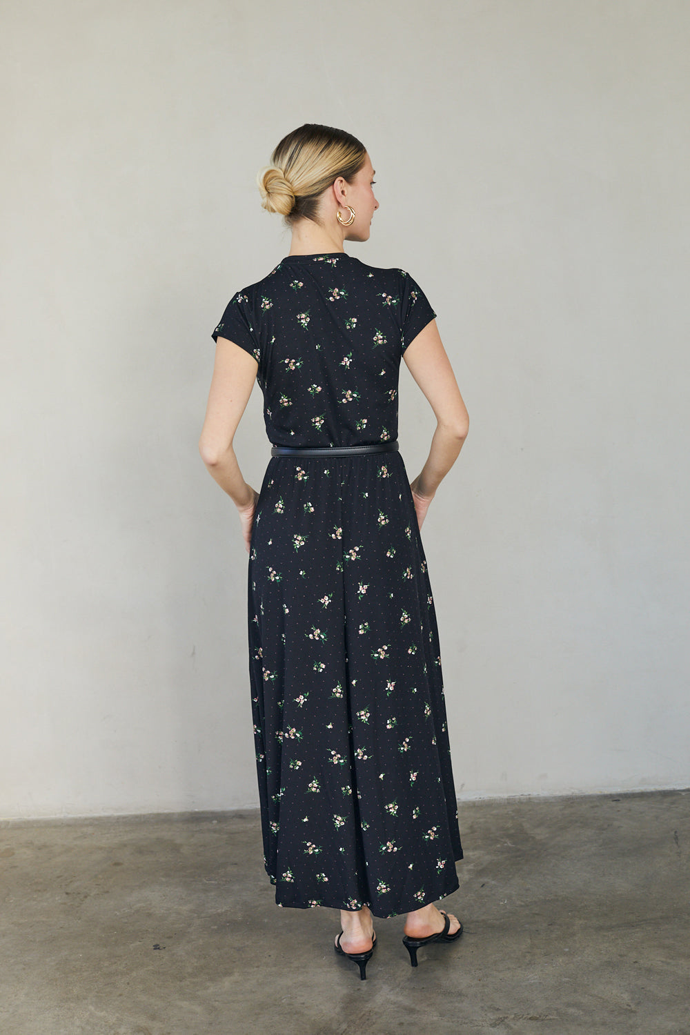 שמלת כריסטי מקסי הדפס פרחוני שחור