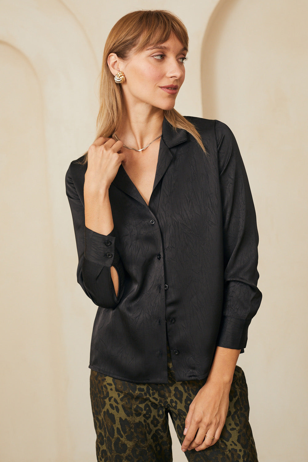 חולצת מולי סאטן שחור