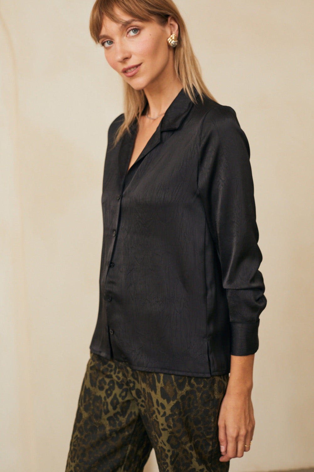 חולצת מולי סאטן שחור