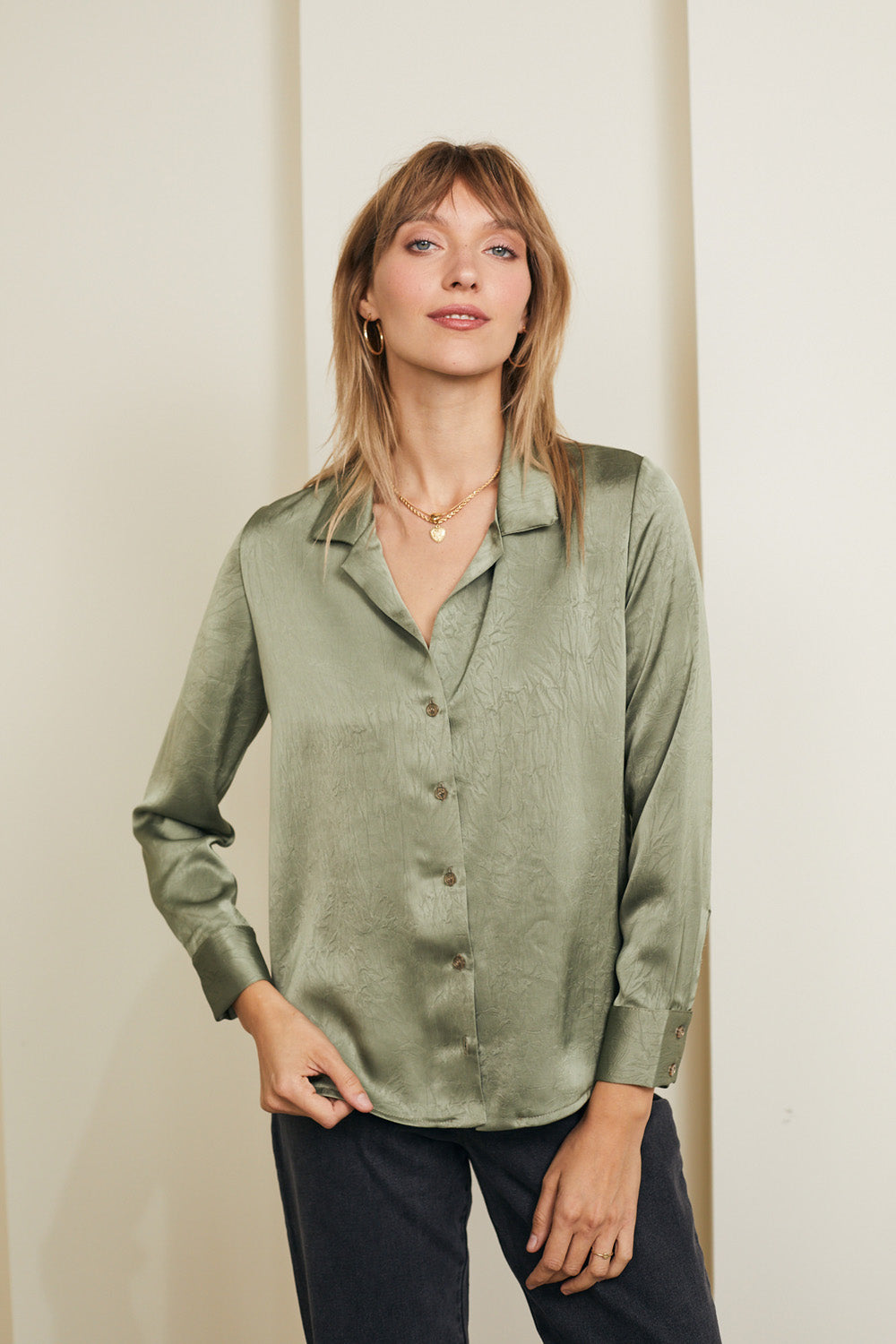 חולצת מולי סאטן ירוק זית