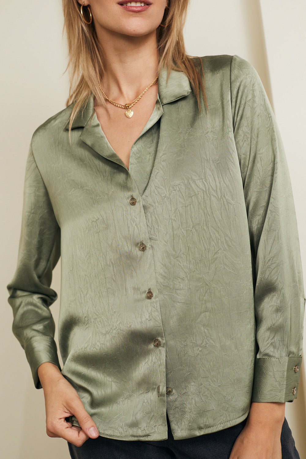 חולצת מולי סאטן ירוק זית