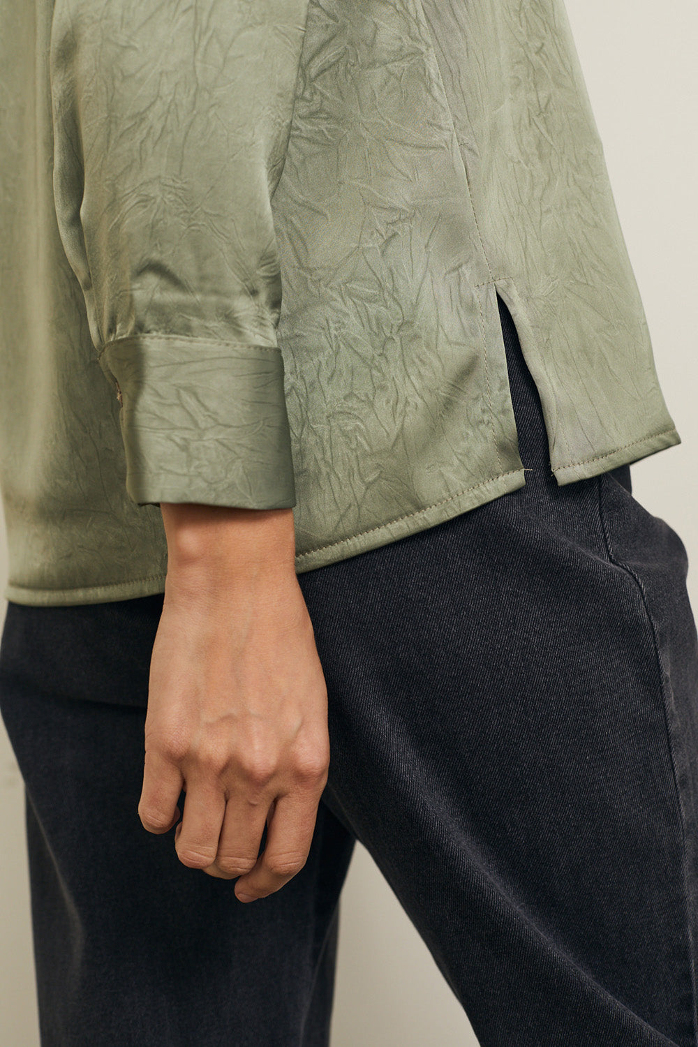 חולצת מולי סאטן ירוק זית