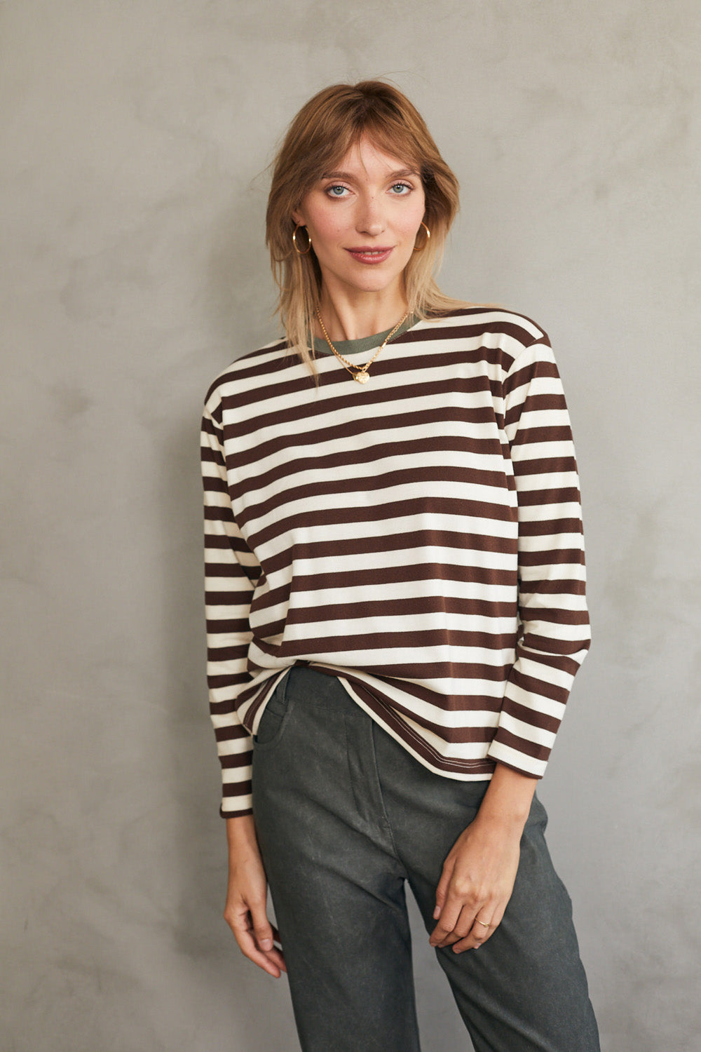 טי מושלמת ארוכה פסים חום / זית