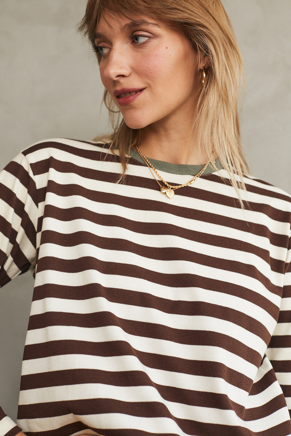 טי מושלמת ארוכה פסים חום / זית