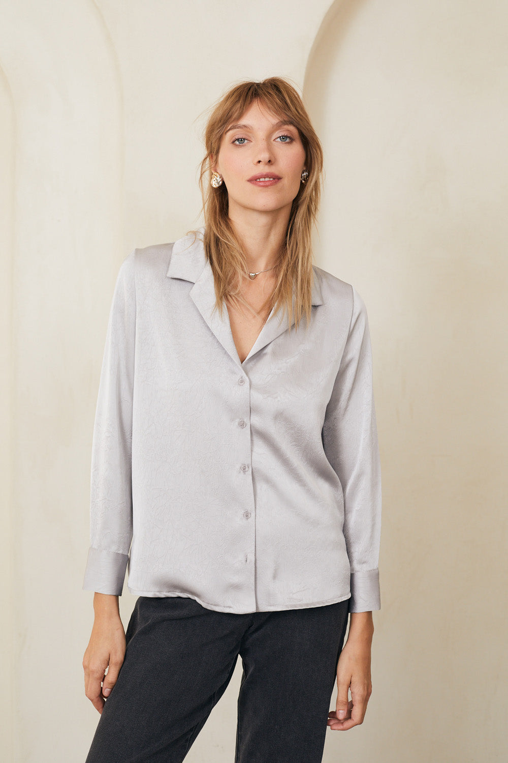 חולצת מולי סאטן כסוף