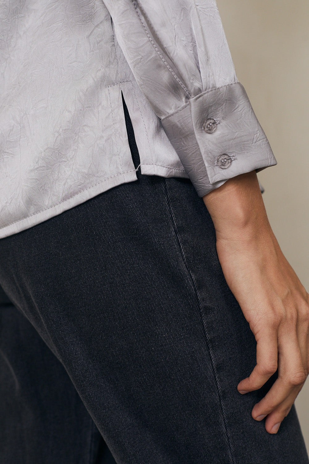 חולצת מולי סאטן כסוף