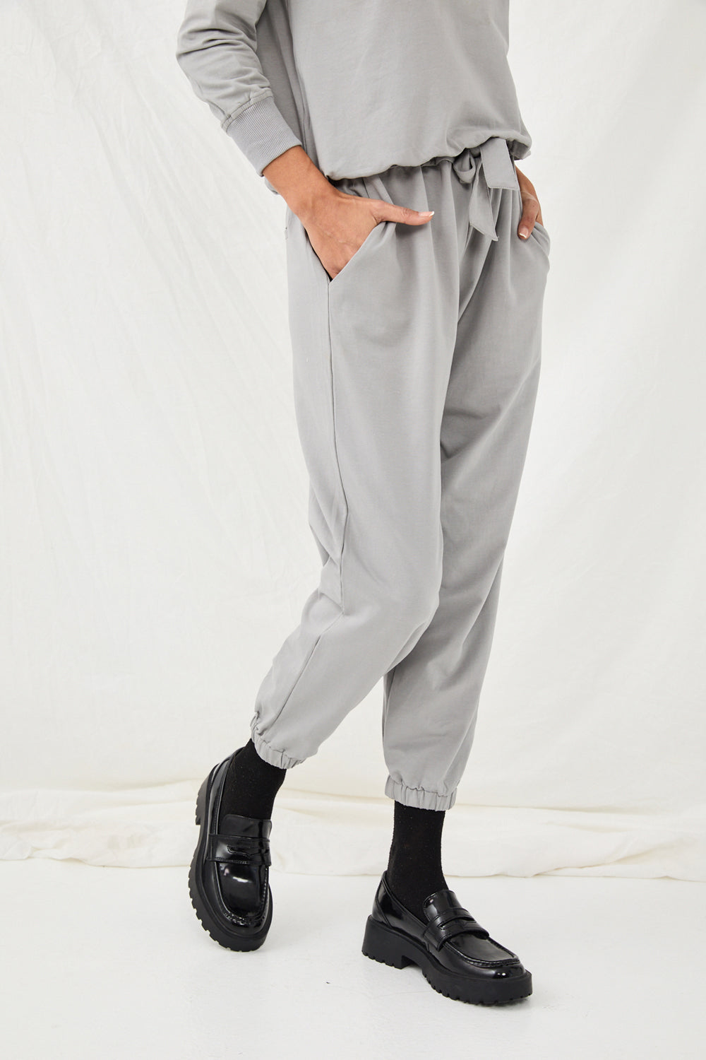 Jogger pants tie in gray