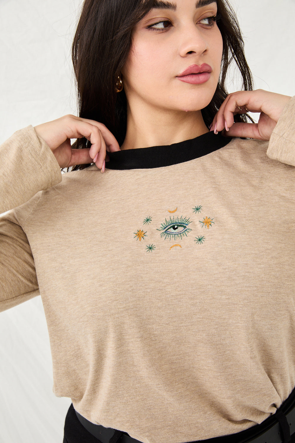 Long Kerry shirt with beige embroidery 