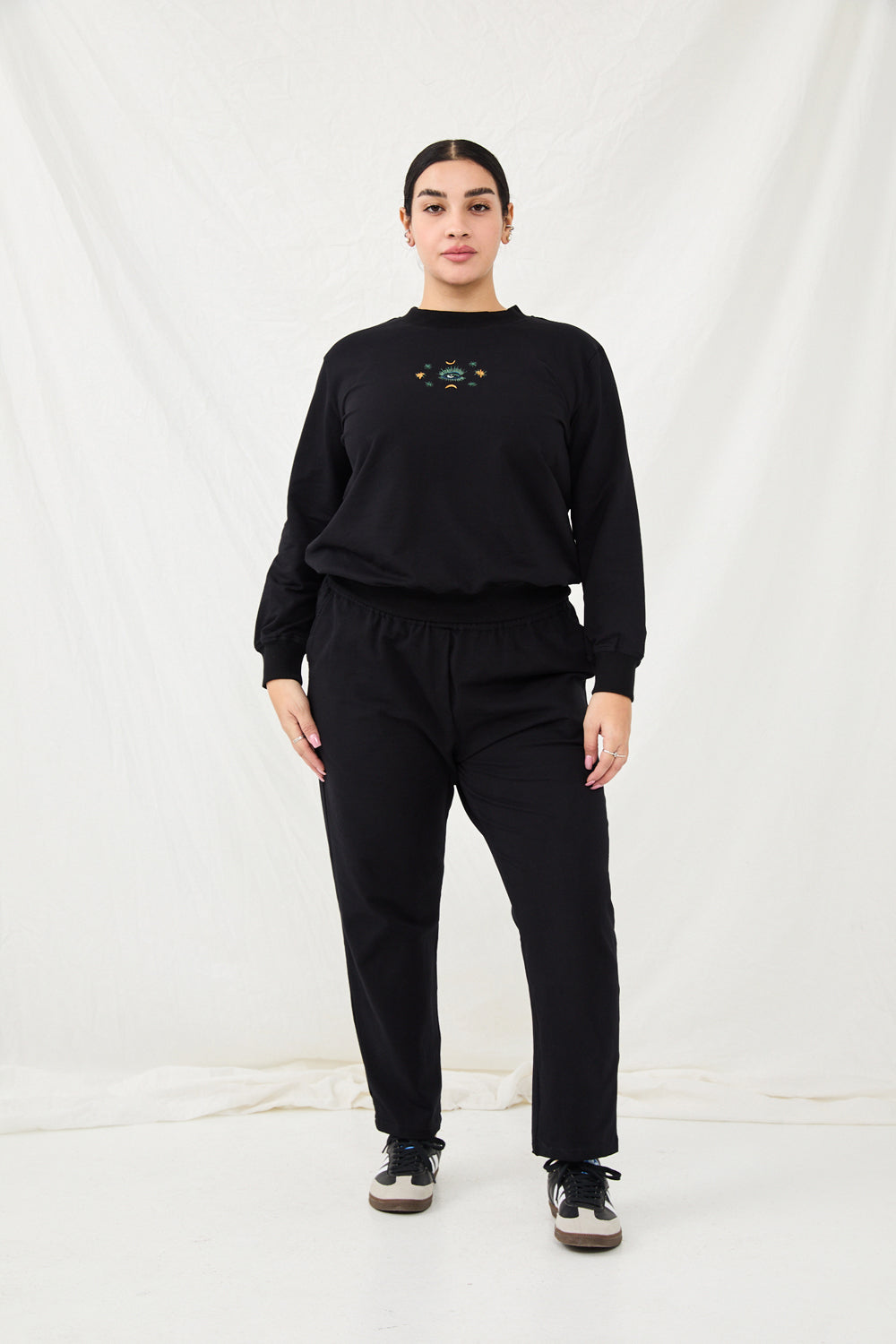 Black sweatshirt with embroidery