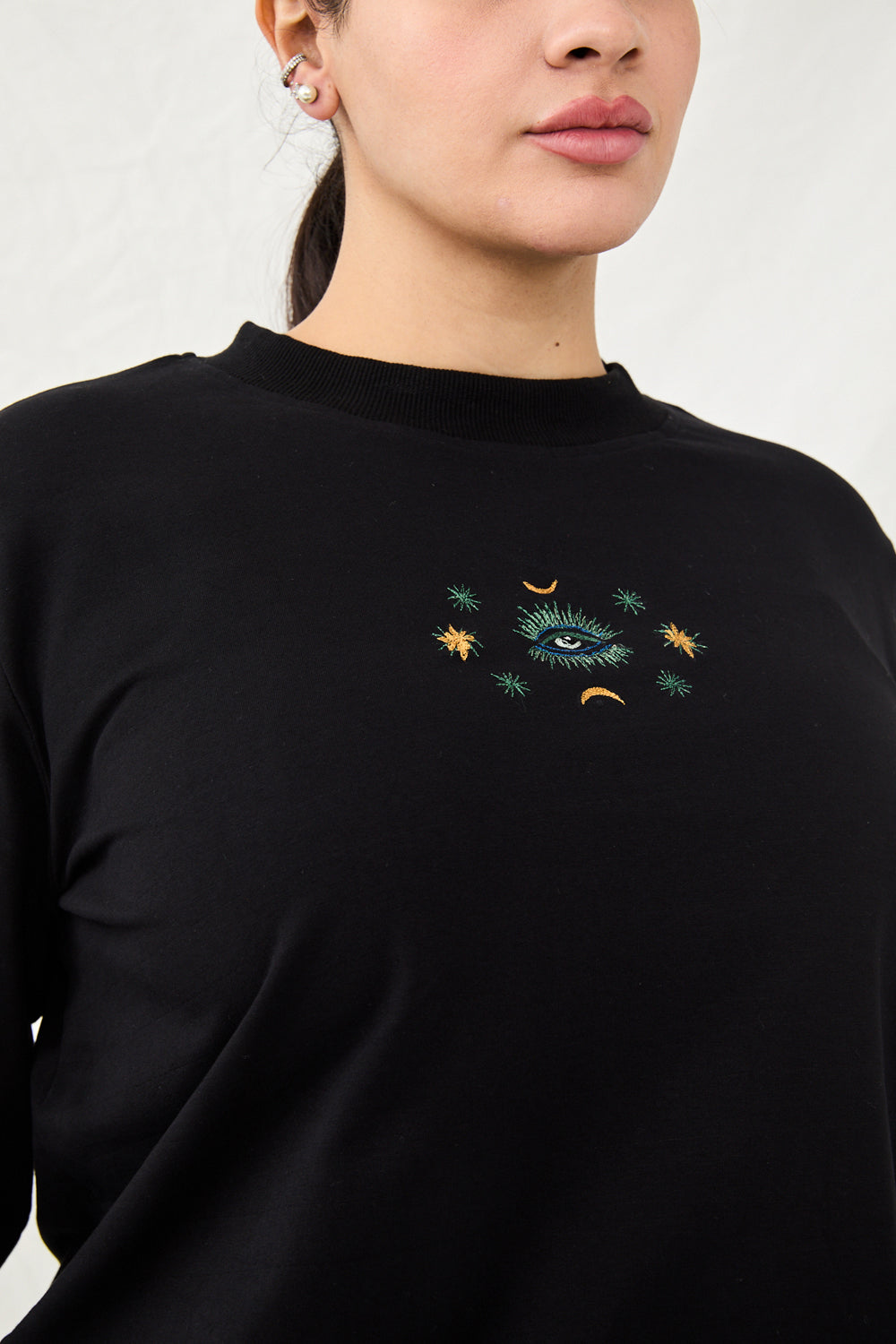 Black sweatshirt with embroidery