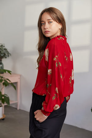 חולצת סבינה פרחונית אדומה